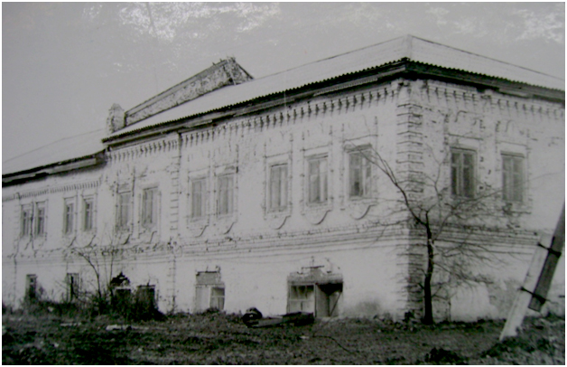 Бывшем здании Ежово-Мироносицкого монастыря (здание до реставрации) 